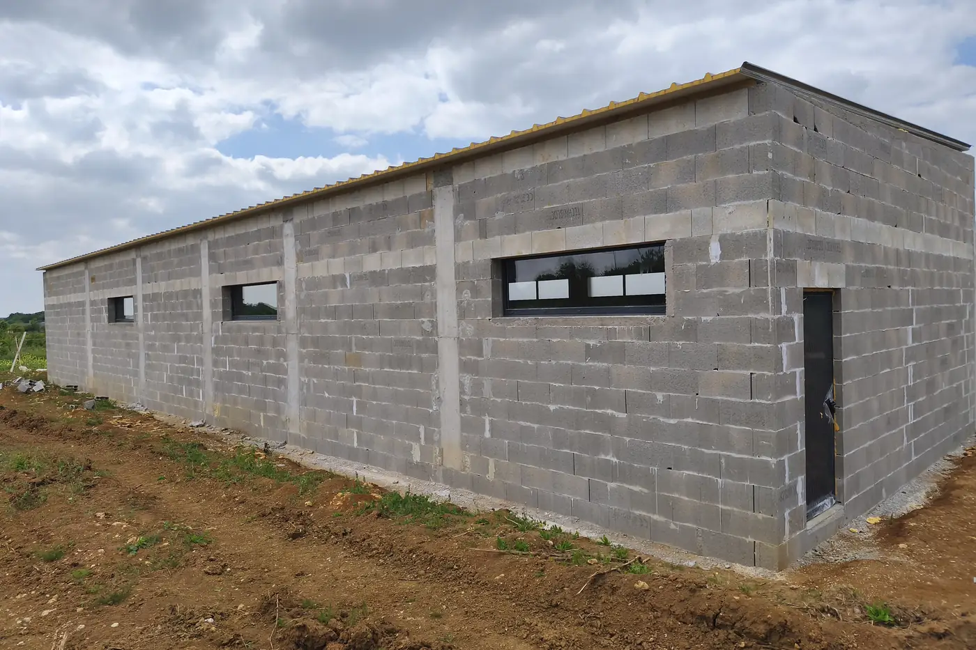 Bâtiment en blocs béton avant bardage
