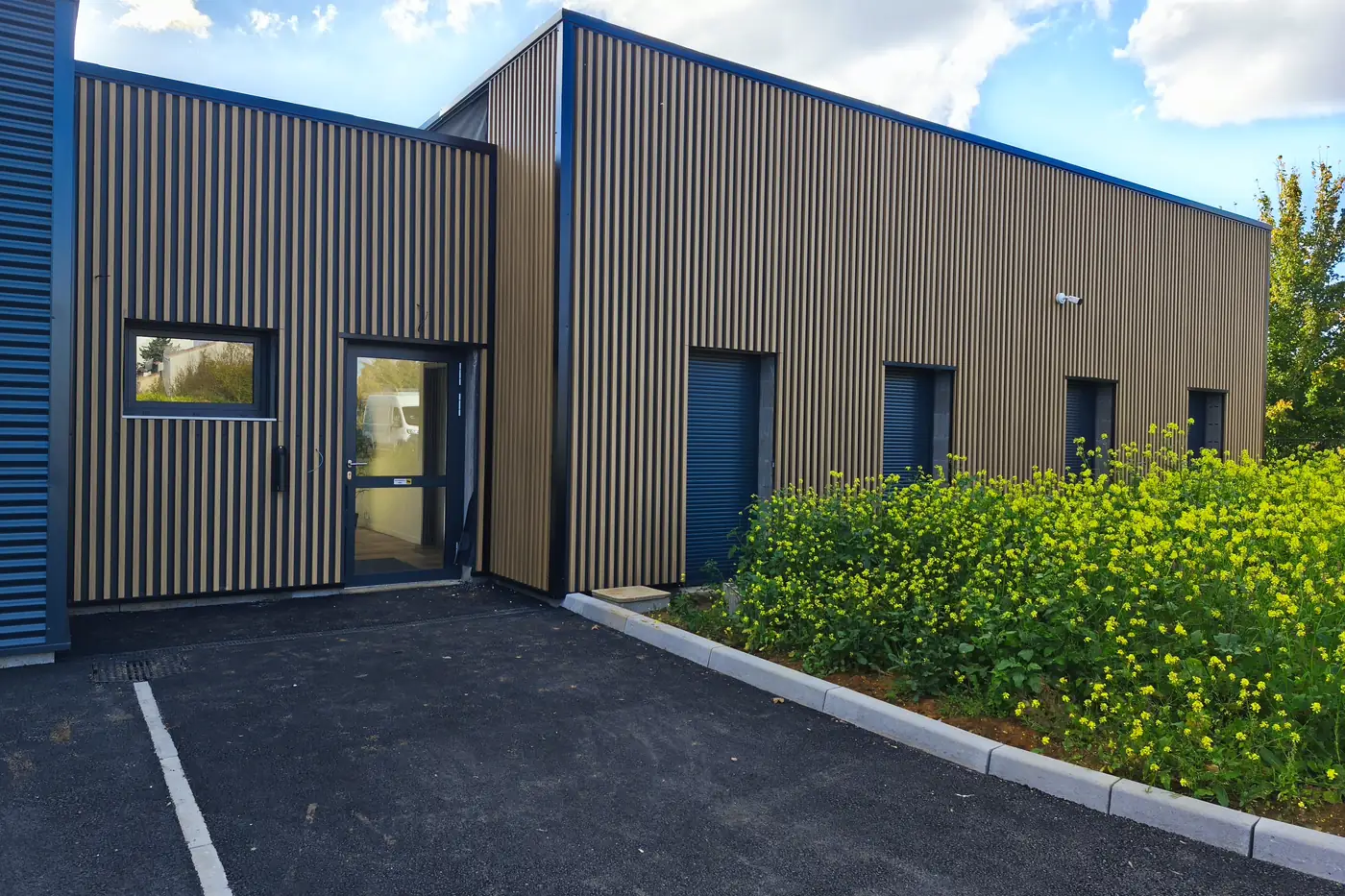 Façade finale mixte bois et acier anthracite