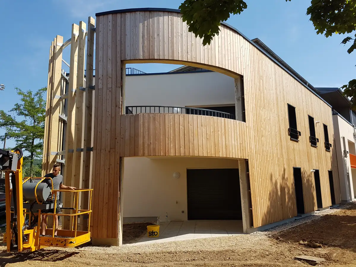 Bardage bois vertical sur façade courbe