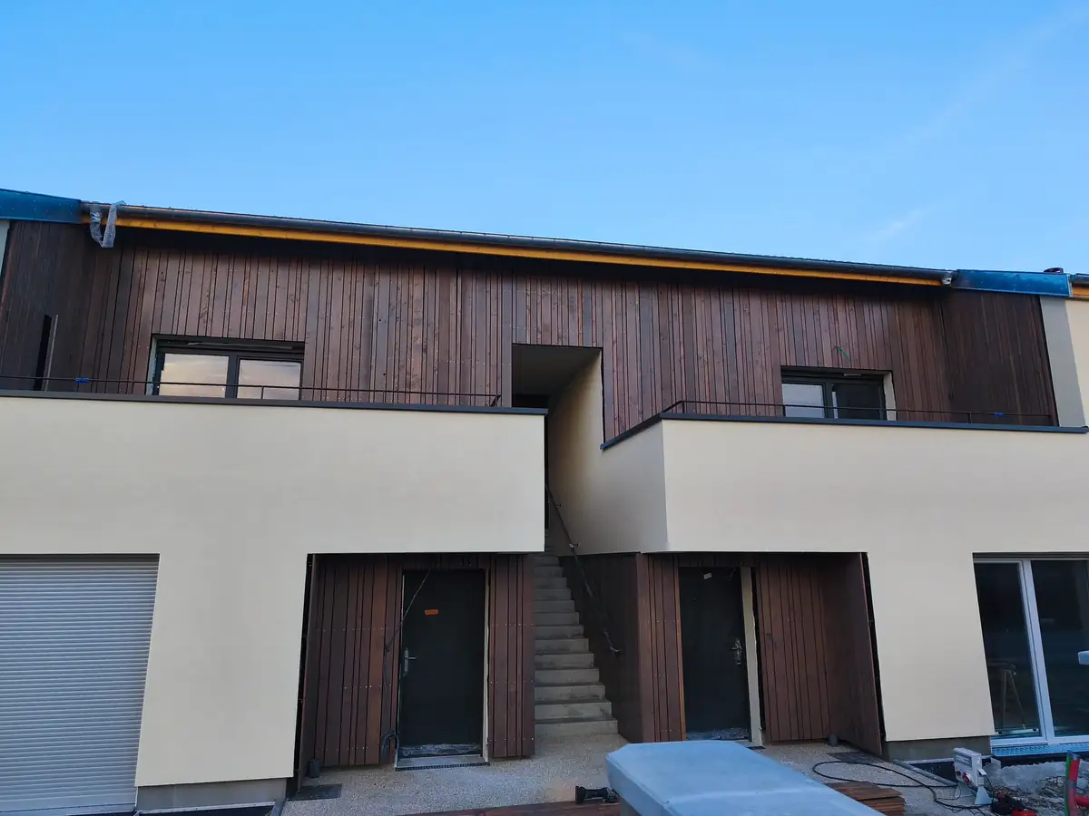Logements collectifs avec bardage bois et enduit clair