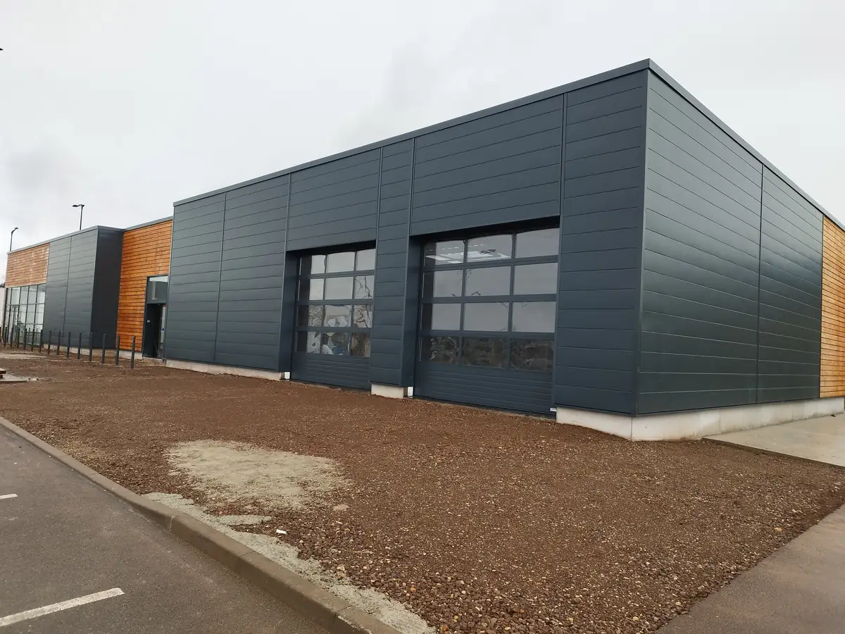 Cellule commerciale en bardage mixte bois et acier anthracite
