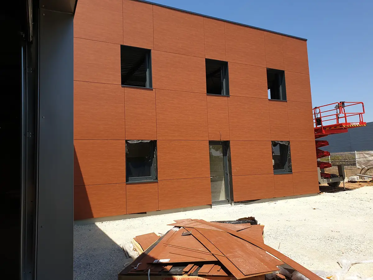 Façade en panneaux composite terracotta posée par ECB