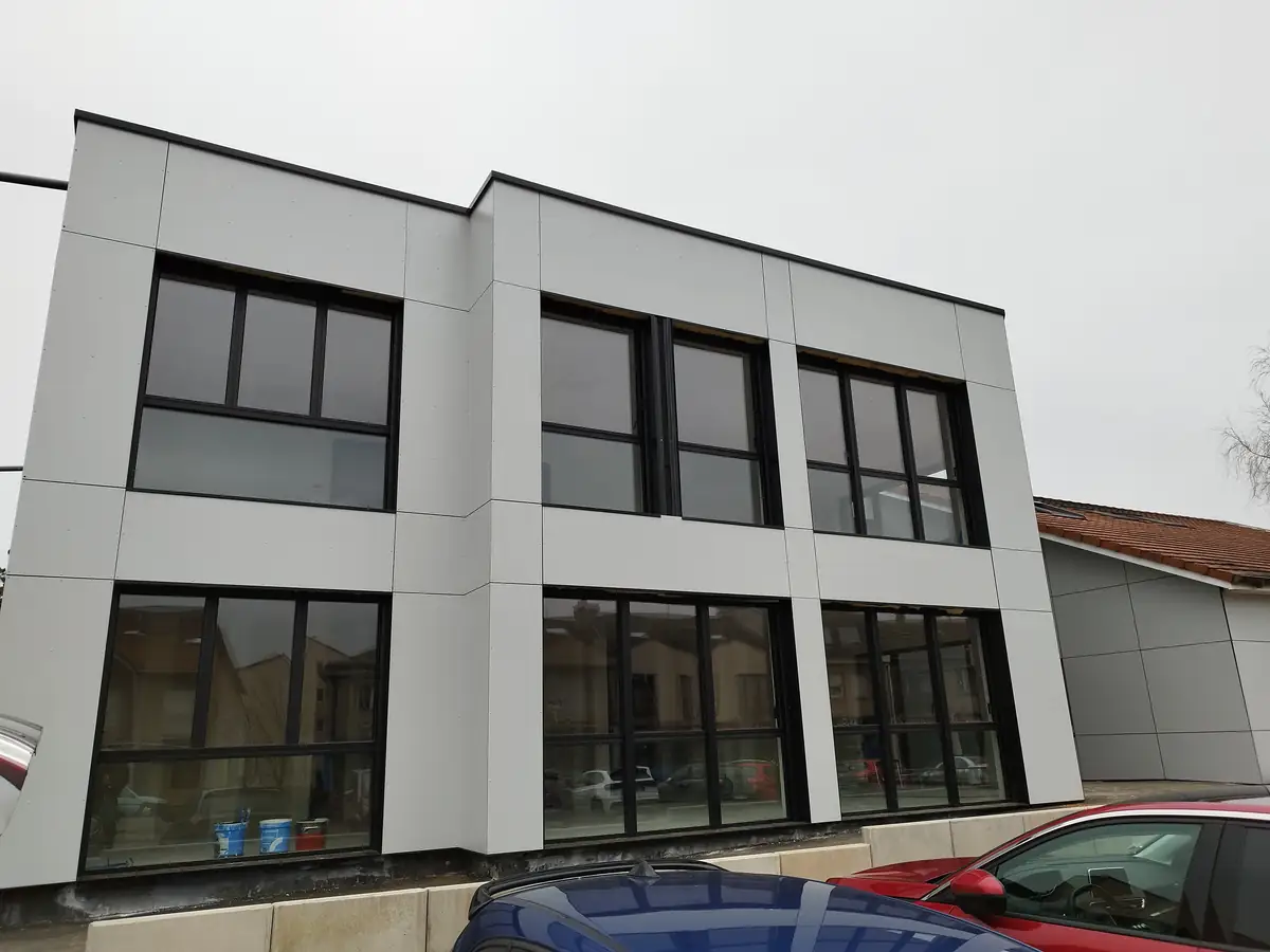 Immeuble de bureaux en panneaux composite gris perle