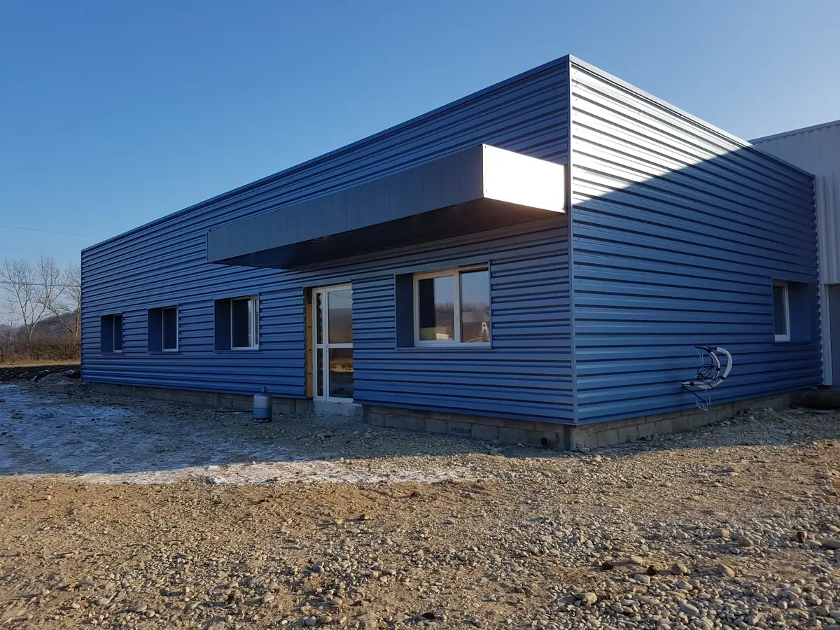 Bâtiment d'activité en bardage acier nervuré bleu
