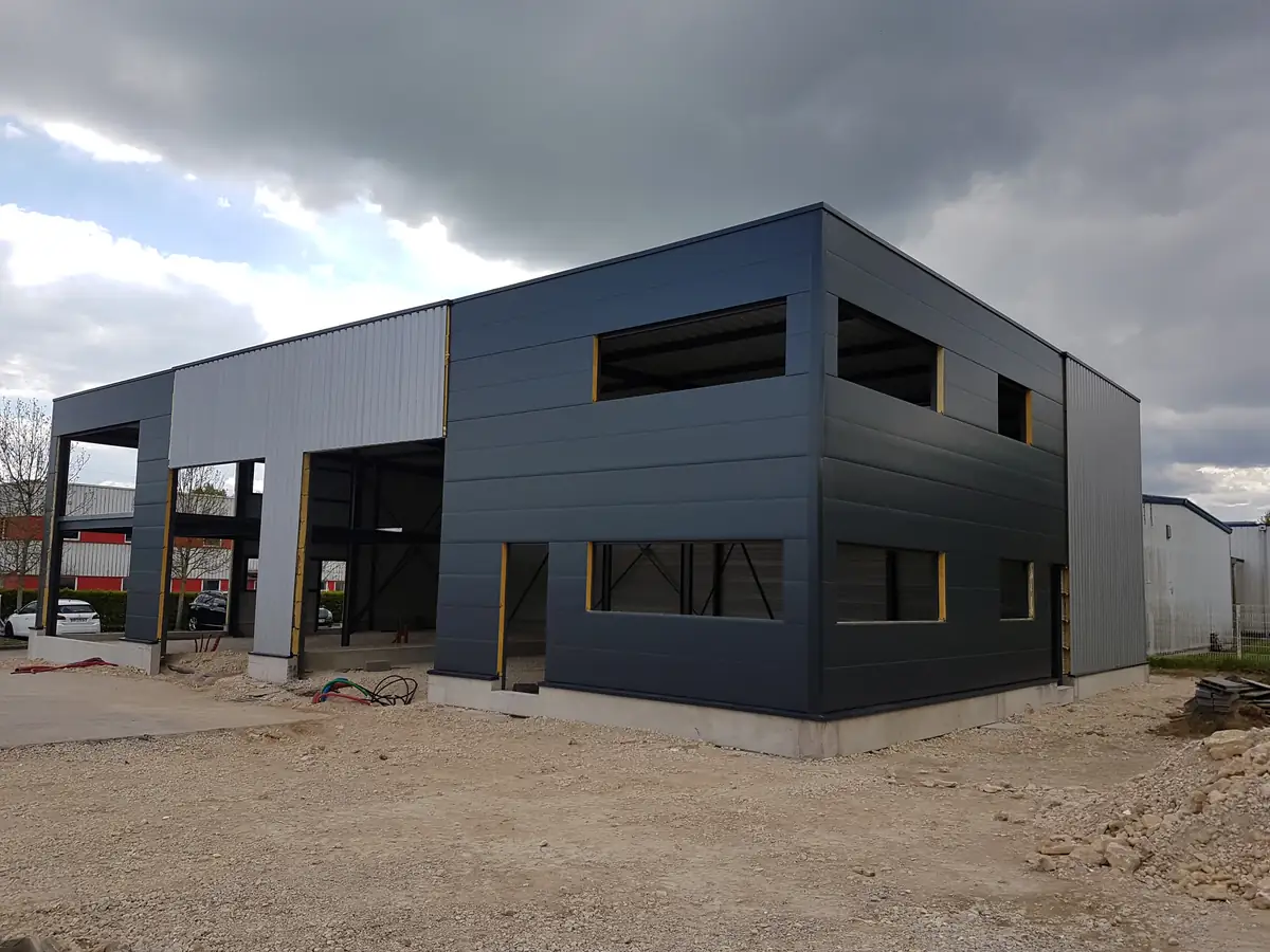 Bâtiment en bardage acier anthracite en cours de chantier