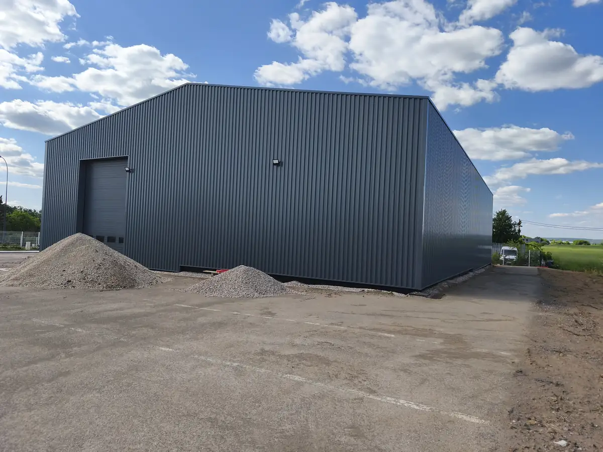 Hangar en bac acier avec couverture et bardage assortis