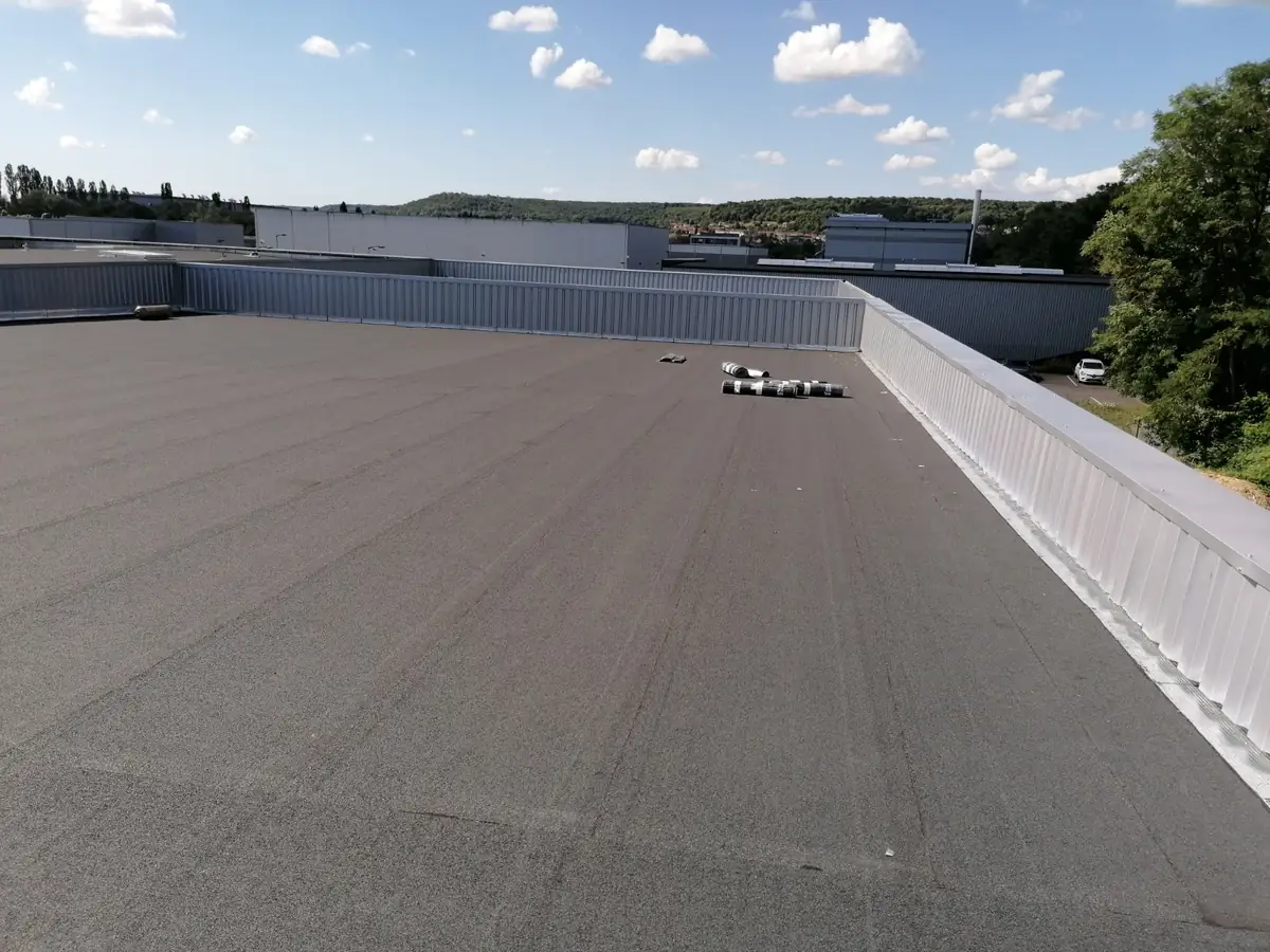 Toiture terrasse avec membrane d'étanchéité bitumineuse posée par ECB