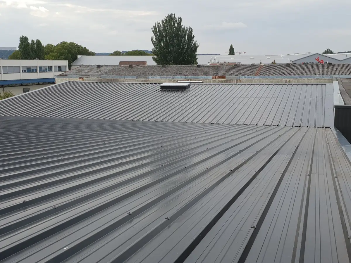 Toiture en bac acier anthracite avec lanterneau posée par ECB